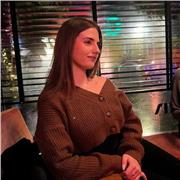 Alunna di quarta superiore impartisce lezioni di matematica per alunni delle elementari e delle medie